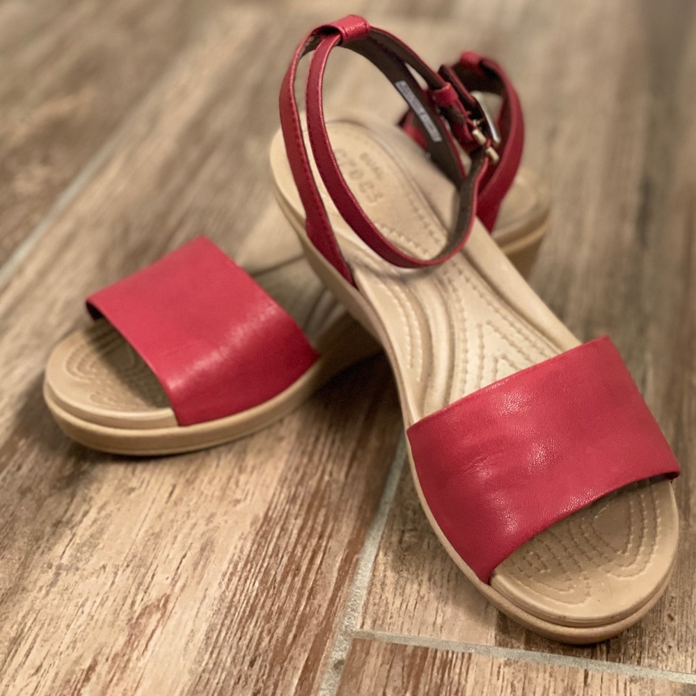 Crocs Leigh Ann Ankle Strap Mini Wedge with FREE jewelry